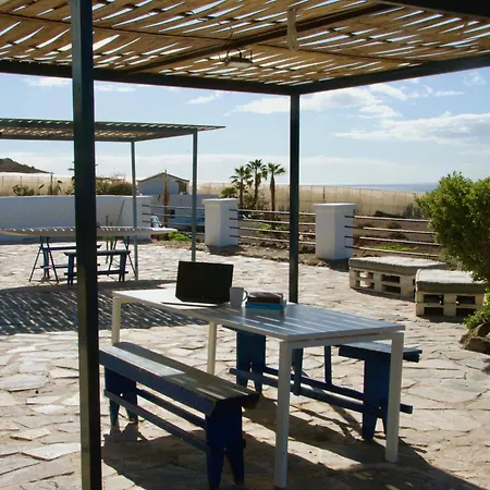 The Tree House Surf Camp بيت شباب