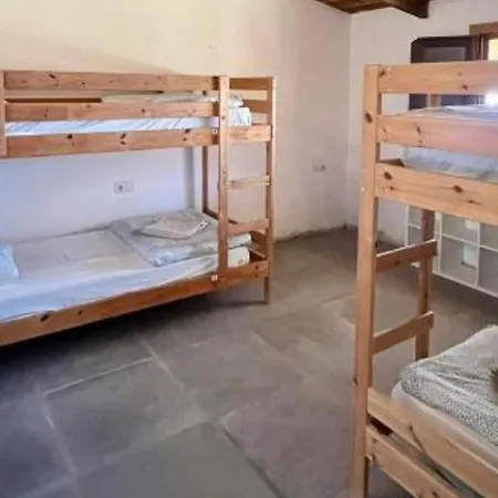 The Tree House Surf Camp بيت شباب *