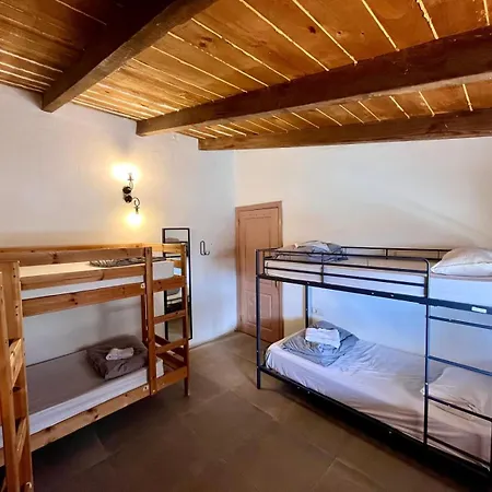 The Tree House Surf Camp بيت شباب