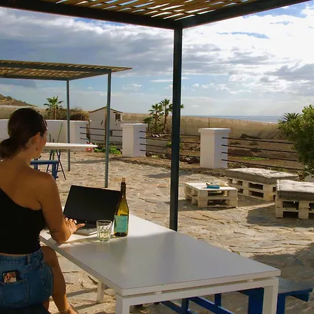 بيت شباب The Tree House Surf Camp