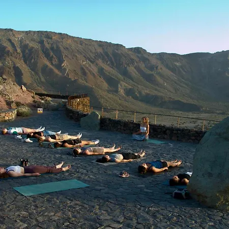 The Tree House Surf Camp بيت شباب