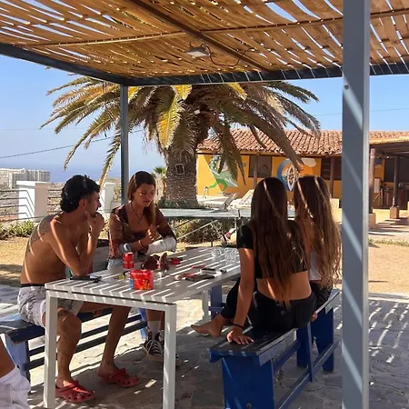 The Tree House Surf Camp أذيخي