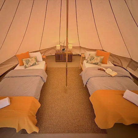 The Tree House Surf Camp بيت شباب