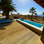 The Tree House Surf Camp אכסניה אדחה